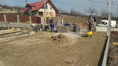 Montam bordurile si corectam panta printr-un strat de balast compactat.