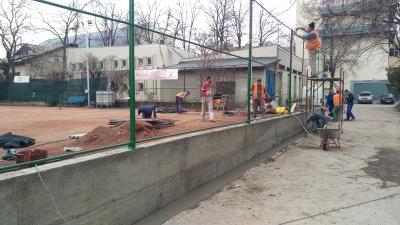 MONTAJ PLASA IMPLETITA LA GARD TEREN DE TENIS